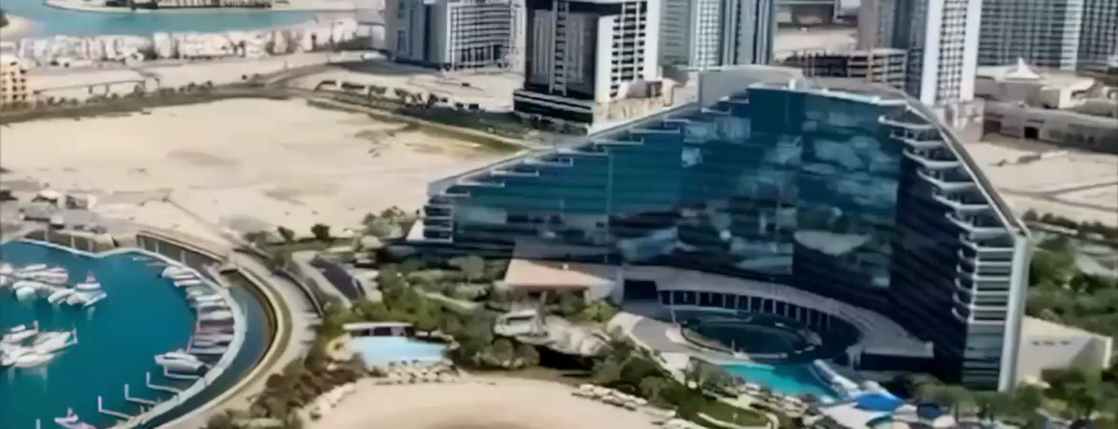 حفلة هايبرد بين أجواء الشاطئ والمسبح: نسخة التسعينيات والألفينيات في فندق ومنتجع ذا آرت، جزر أمواج