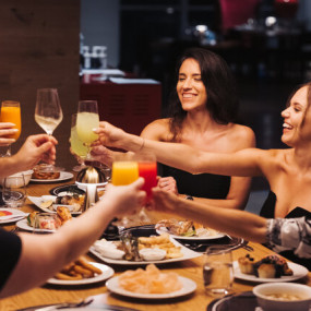 z74v8z استديو الصور :دبي في Friday Feast at Sheraton Grand Hotel