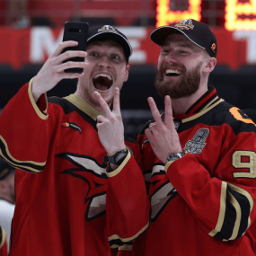 Photo from Dubai Ice Show: HC Avangard vs HC Ak Bars (Hockey Match) in Dubai: Gallery Photo 35v04n