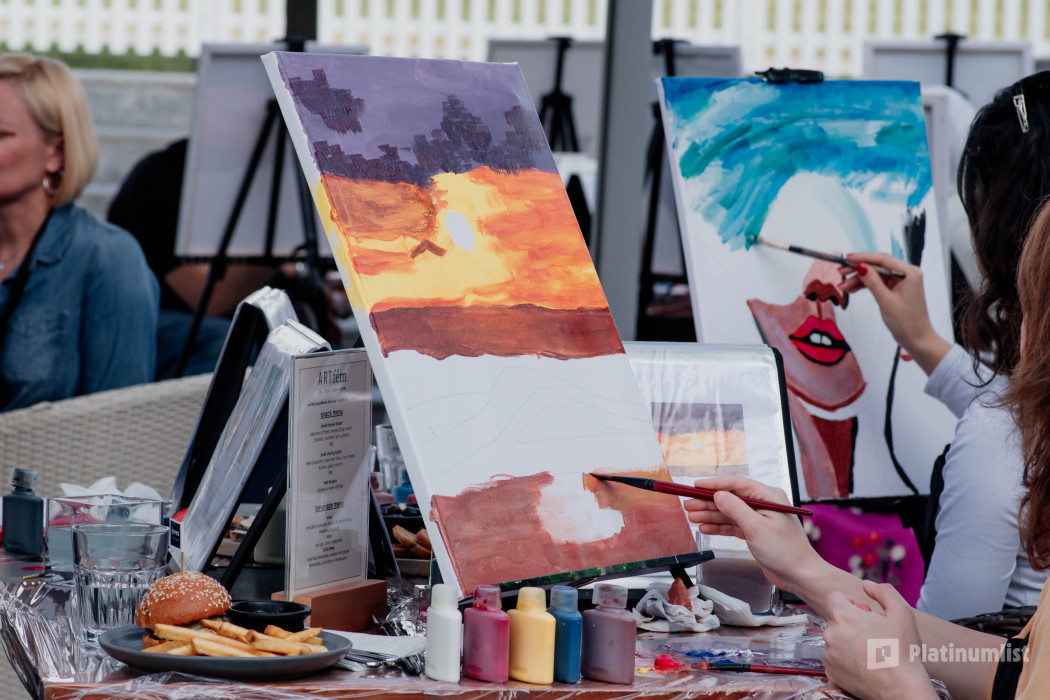 zo1e4n استديو الصور :دبي في Paint & Sip