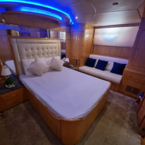 Photo from NYE Yacht Party in Dubai: Gallery Photo 3pq6xz