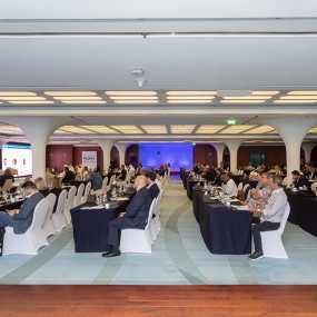 z7y9rd استديو الصور :دبي في القمة العالمية لليخوت الفاخرة في دبي