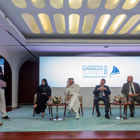 34kg4d استديو الصور :دبي في القمة العالمية لليخوت الفاخرة في دبي