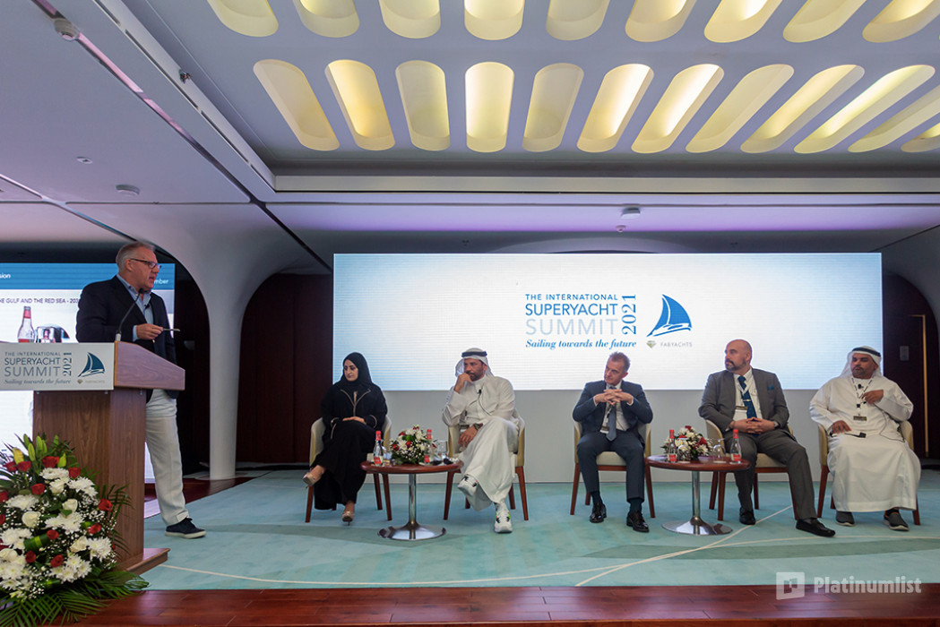 34kg4d استديو الصور :دبي في القمة العالمية لليخوت الفاخرة في دبي