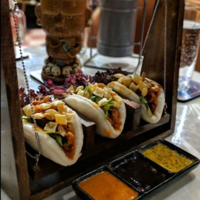 Photo from Hitchki Friday Brunch in Dubai: Gallery Photo zv6b03