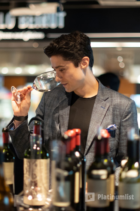 3pe878 استديو الصور :دبي في سوق النبيذ في تايم أوت ماركت في دبي