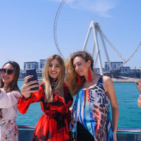Dubai Marina Two-hour Yacht Tour with Dining in Dubai: Gallery Photo 3x8kp7