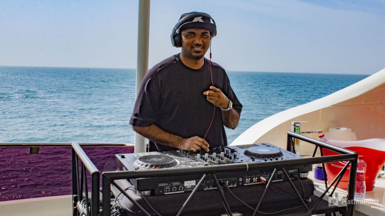 z9186m استديو الصور :دبي في تجربة السوبر يخت في مرسى دبي مع مشروبات منعشة