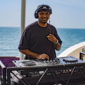 z9186m استديو الصور :دبي في تجربة السوبر يخت في مرسى دبي مع مشروبات منعشة