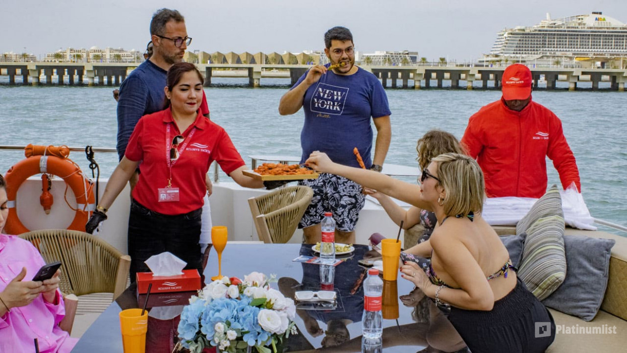 zv5kxb استديو الصور :دبي في تجربة السوبر يخت في مرسى دبي مع مشروبات منعشة