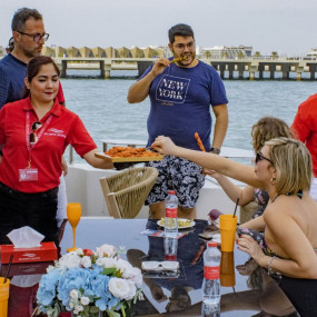 zv5kxb استديو الصور :دبي في تجربة السوبر يخت في مرسى دبي مع مشروبات منعشة