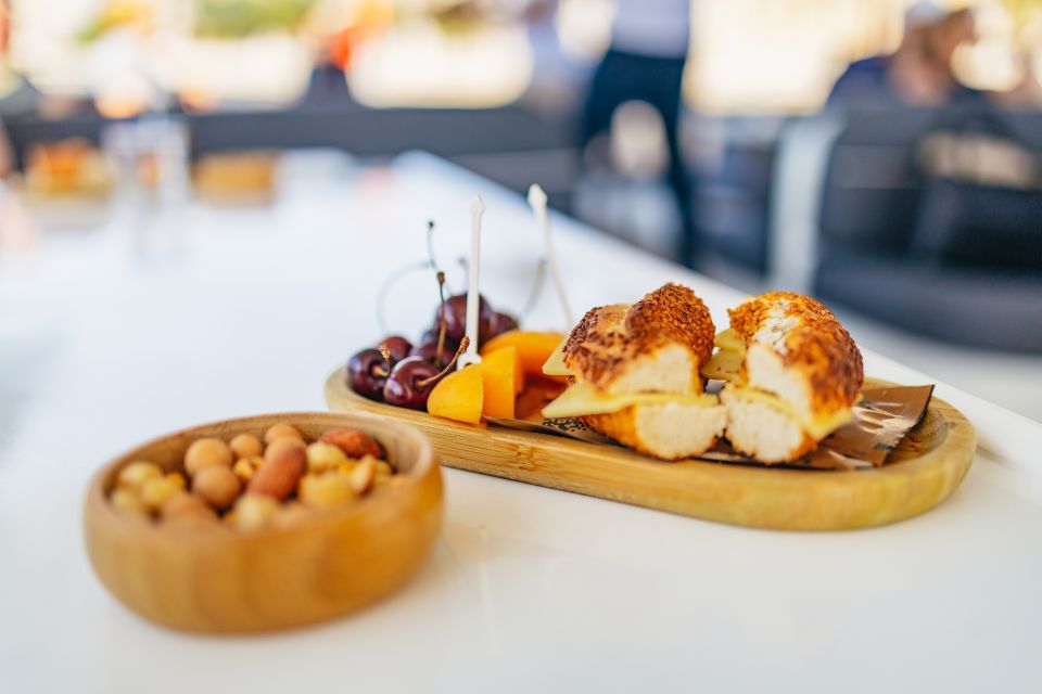 Фотография с Bosphorus Yacht Cruise with Stopover on Asian Side в Стамбул: Галерея фото zv5ej8