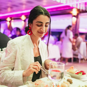 Фотография с Bosphorus Luxury Dinner Cruise with Entertainment в Стамбул: Галерея фото 34k2w8