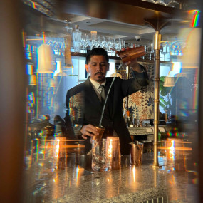 zm4q08 استديو الصور :دبي في Host Afternoon Tea & Sunset Cocktail at the top of Burj Khalifa