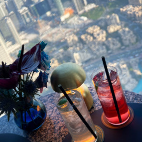 zookd0 استديو الصور :دبي في Host Afternoon Tea & Sunset Cocktail at the top of Burj Khalifa
