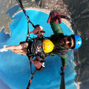 n08wqv استديو الصور :موغلا في الطيران المظلي في البحر الميت