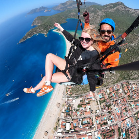 38vw7q استديو الصور :موغلا في الطيران المظلي في البحر الميت