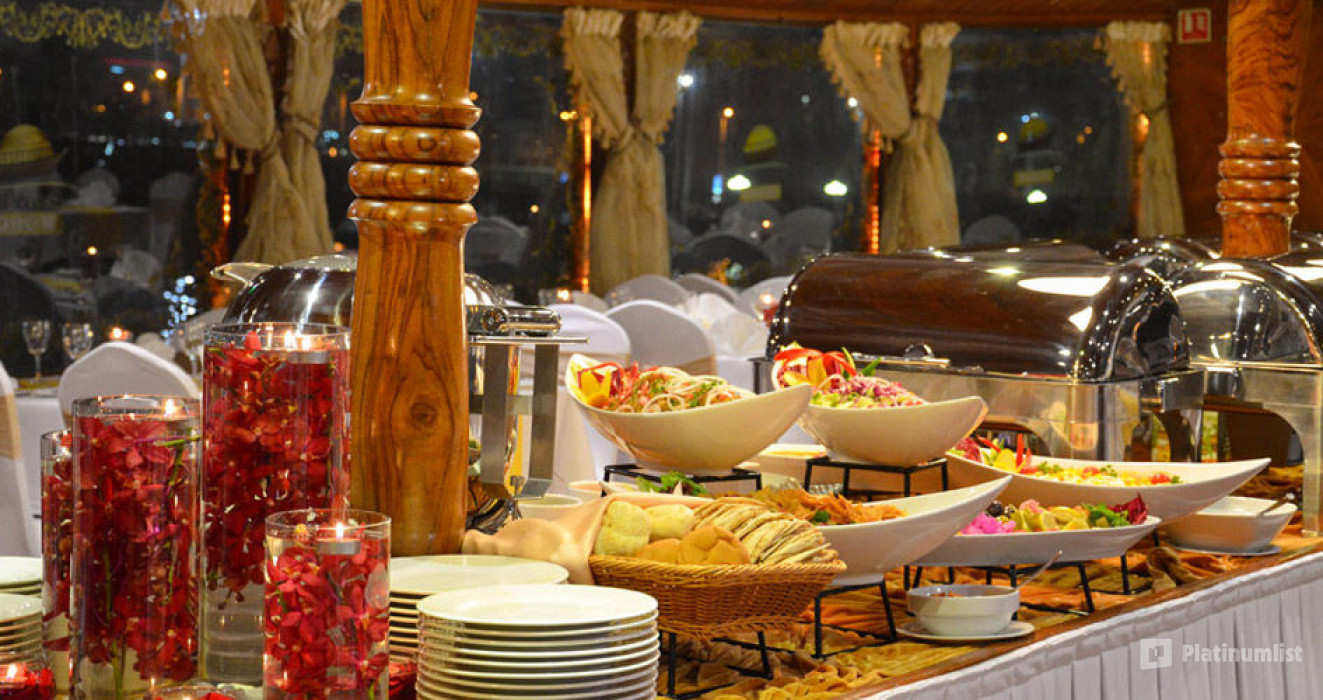 3b87x5 استديو الصور :دبي في جولة عشاء على متن الداو الشراعي في خور دبي