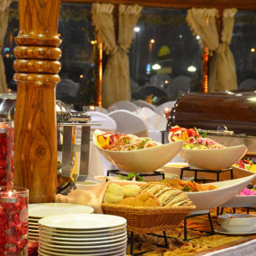 3b87x5 استديو الصور :دبي في جولة عشاء على متن الداو الشراعي في خور دبي