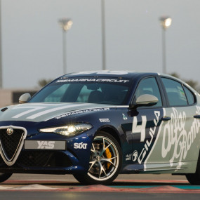 3pe4gy استديو الصور :أبوظبي في تجربة قيادة ألفا روميو جوليا كوادريفوليو في حلبة ياس مارينا