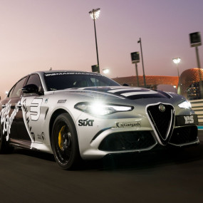 zoovpb استديو الصور :أبوظبي في تجربة قيادة ألفا روميو جوليا كوادريفوليو في حلبة ياس مارينا