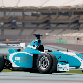 3b8g2j استديو الصور :أبوظبي في تجربة قيادة سيارة ياس فورمولا 3000