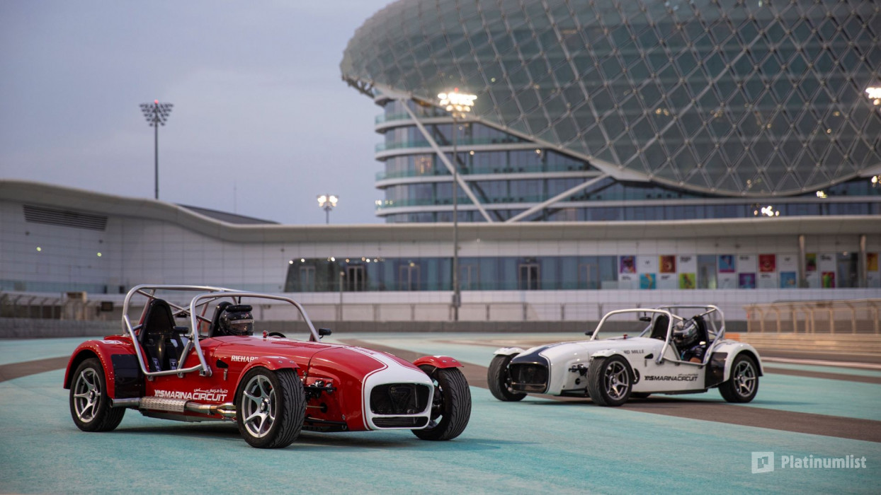 Yas Marina Circuit Passenger Ride - Caterham Seven 360 in Abu Dhabi : Galerie de photos n08qo9 Yas Marina Circuit Passenger Ride - Caterham Seven 360 in Abu Dhabi : Galerie de photos n08qo9