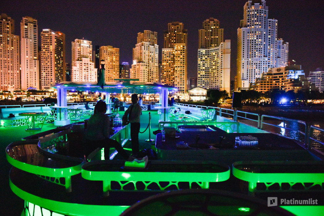 34k6rb استديو الصور :دبي في رحلة بحرية مع عشاء على متن يخت ميجا الفاخر