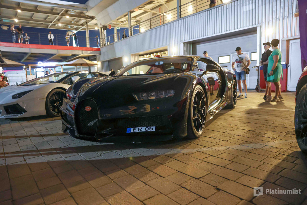 zv5j7q استديو الصور :دبي في فعالية جنون السيارات الخارقة في دبي أوتودروم