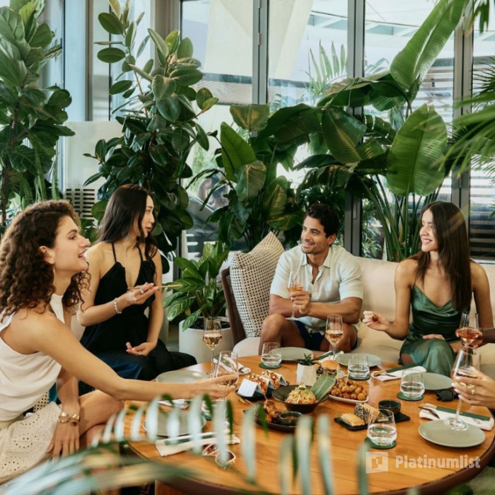 3y5e6b استديو الصور :دبي في تجربة تناول الغداء في السماء مع قائمة طعام من 3 أطباق