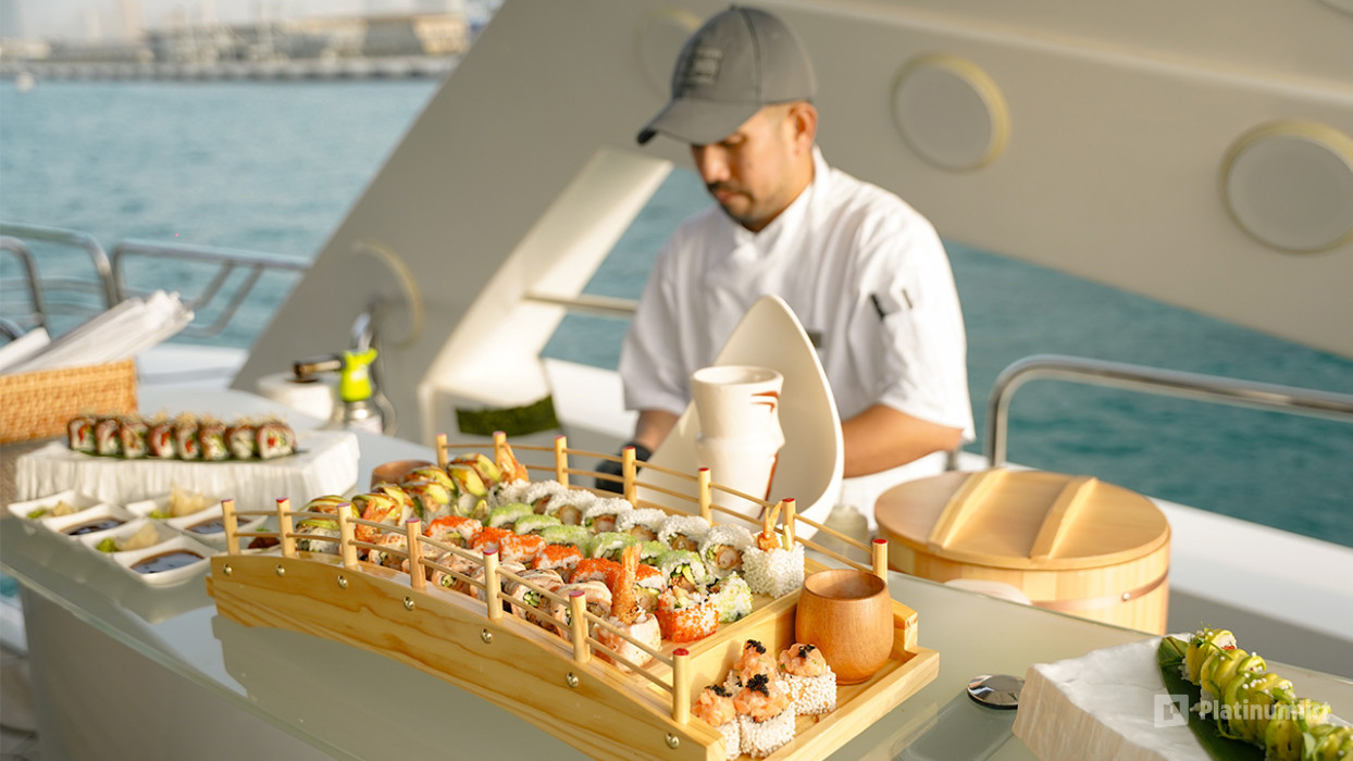 zw5qde استديو الصور :دبي في تجربة سن سيكر سوبرياخت مع تناول الطعام الراقي والمشروبات الفاخرة والموسيقى الحية