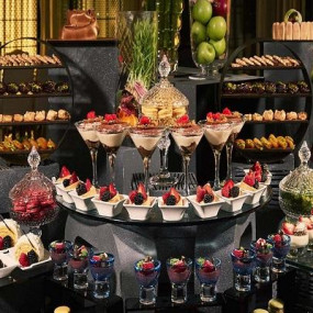 Evening Race Brunch at Farriers restaurant in Dubai: Gallery Photo zgqbyn