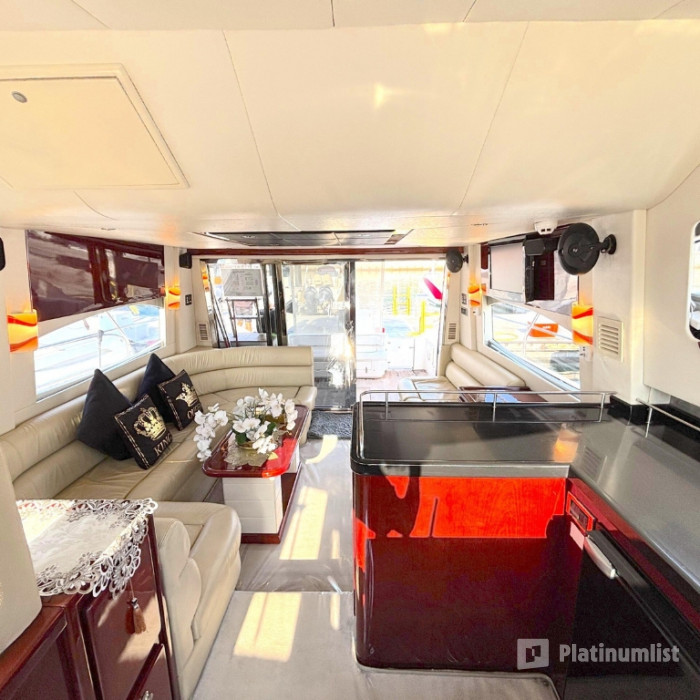 Dubai: Private Luxury Cruise on a Stylish 50ft Yacht in Dubai: Gallery Photo nkeeeq