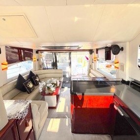 Dubai: Private Luxury Cruise on a Stylish 50ft Yacht in Dubai: Gallery Photo nkeeeq