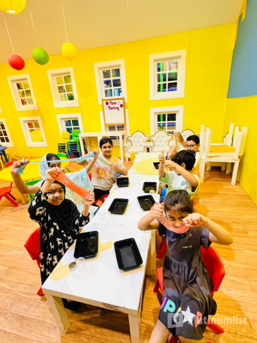 nked40 استديو الصور :دبي في منطقة اللعب المخصصة للأطفال في دبي: كيدز إتش كيو "Kids HQ"