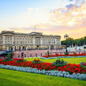 Buckingham Palace State Rooms in London: Gallery Photo z945bm