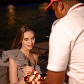 Evening 4 Hour Yacht Cruise with Unlimited Drinks in Dubai: Gallery Photo 3yo60b