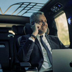 Ultra - Luxury City Tour with Private Chauffeur в Дубай: Галерея фото 34j4xy