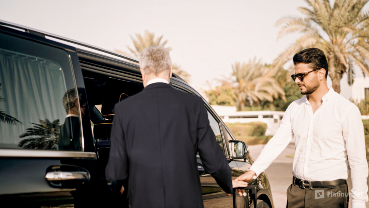 zw6vq0 استديو الصور :دبي في جولة بسيارة فائقة الفخامة في المدينة مع سائق خاص