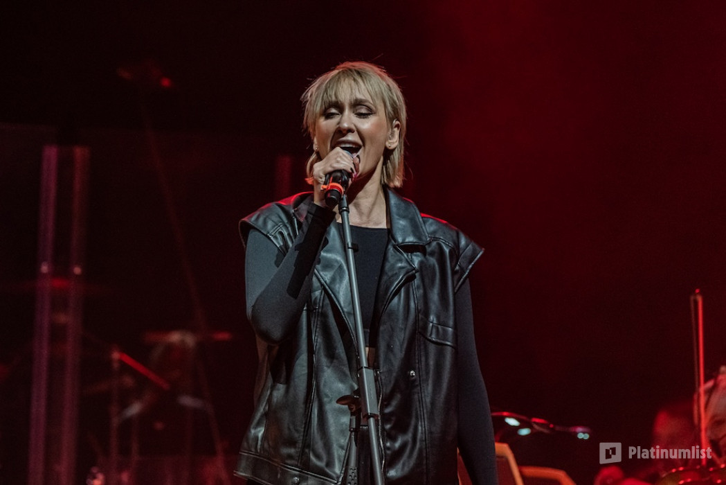 3qe4xe استديو الصور :دبي في احتفاء بإرث بماري فريدريكسون – أجمل أغاني روكسيت "سيمفونية قلبك" في دبي