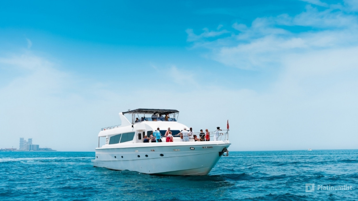 nke6vk استديو الصور :دبي في جولة بحرية لمدة ساعة في مرسى دبي.