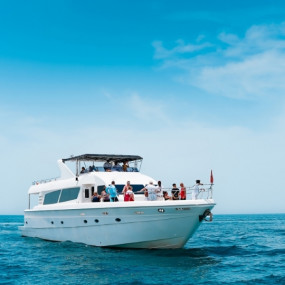 nke6vk استديو الصور :دبي في جولة بحرية لمدة ساعة في مرسى دبي.