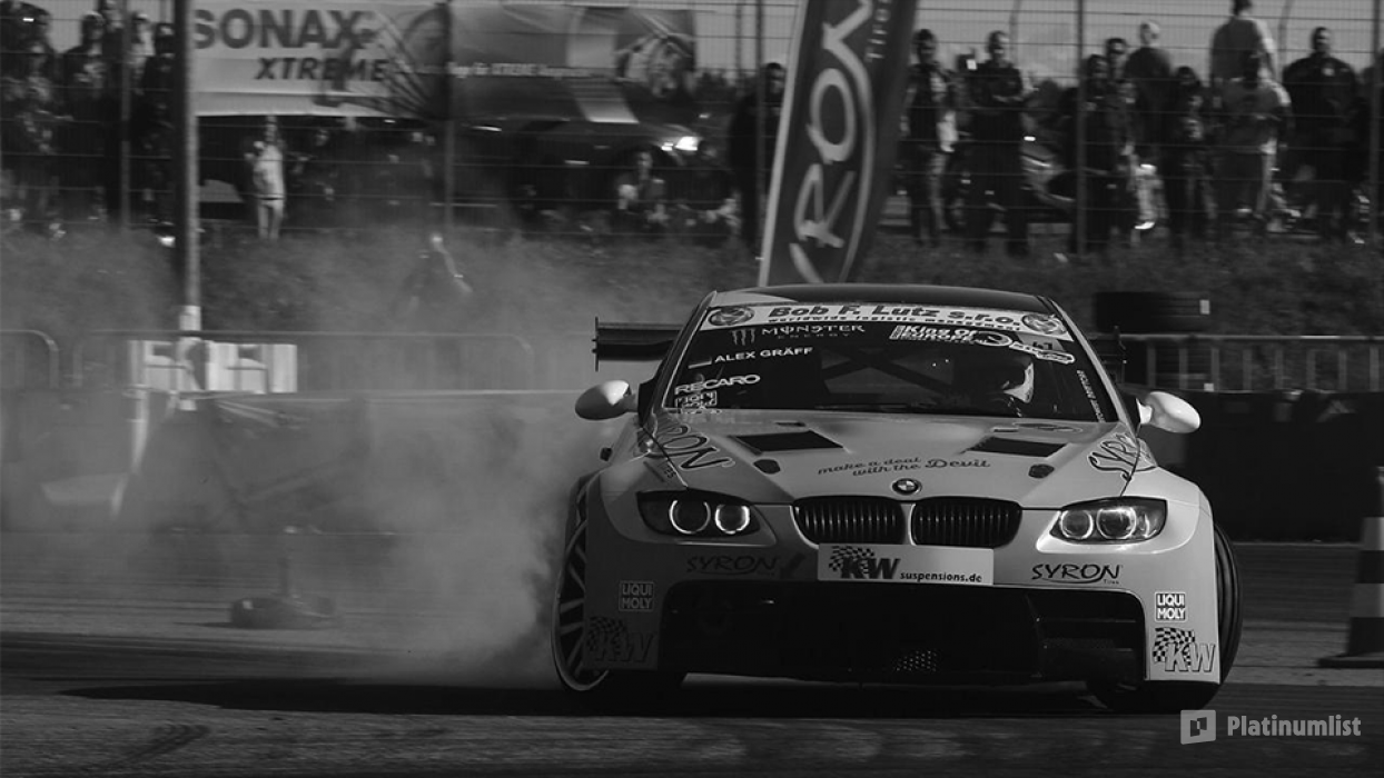 3d71oy استديو الصور :دبي في أسبوع الشرق الأوسط للسيارات والدراجات في الشرق الأوسط