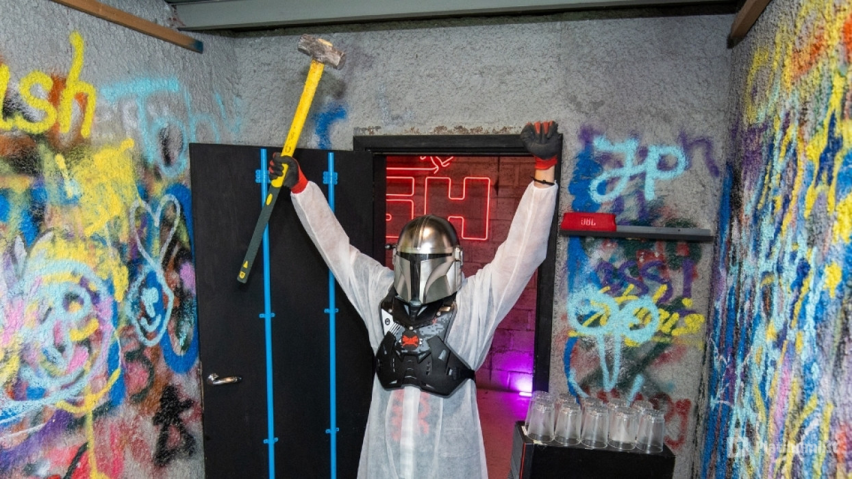 zm08qp استديو الصور :دبي في سماش روم في القوز