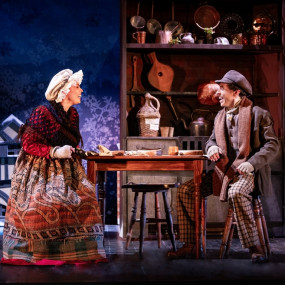 n151r6 استديو الصور :لندن في مسرحية "ترنيمة عيد الميلاد تسير بشكل خاطئ" - لندن