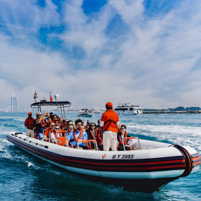 Photo de 90 Mins Guided Sightseeing Boat Tour dans Dubai : Galerie Photo n69og1