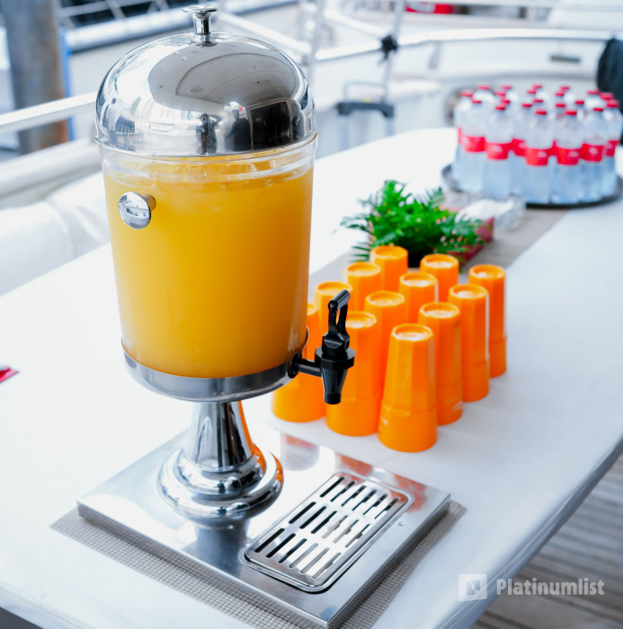 Dubai Harbour Superyacht Experience with Live station & Drinks в Дубай: Галерея фото 3qekyr