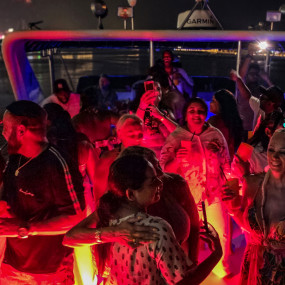 Photo from Evening 4 Hour Yacht Cruise with Unlimited Drinks in Dubai: Gallery Photo zg4w18