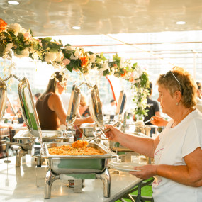 Dubai Marina Dinner Cruise with Live Music & Open Bar in Dubai: Gallery Photo 38yxm9