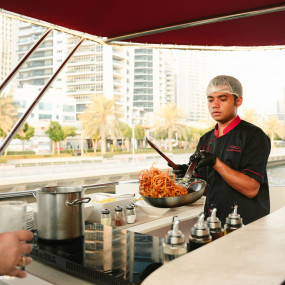 Dubai Marina Dinner Cruise with Live Music & Open Bar in Dubai: Gallery Photo 3pjyr0